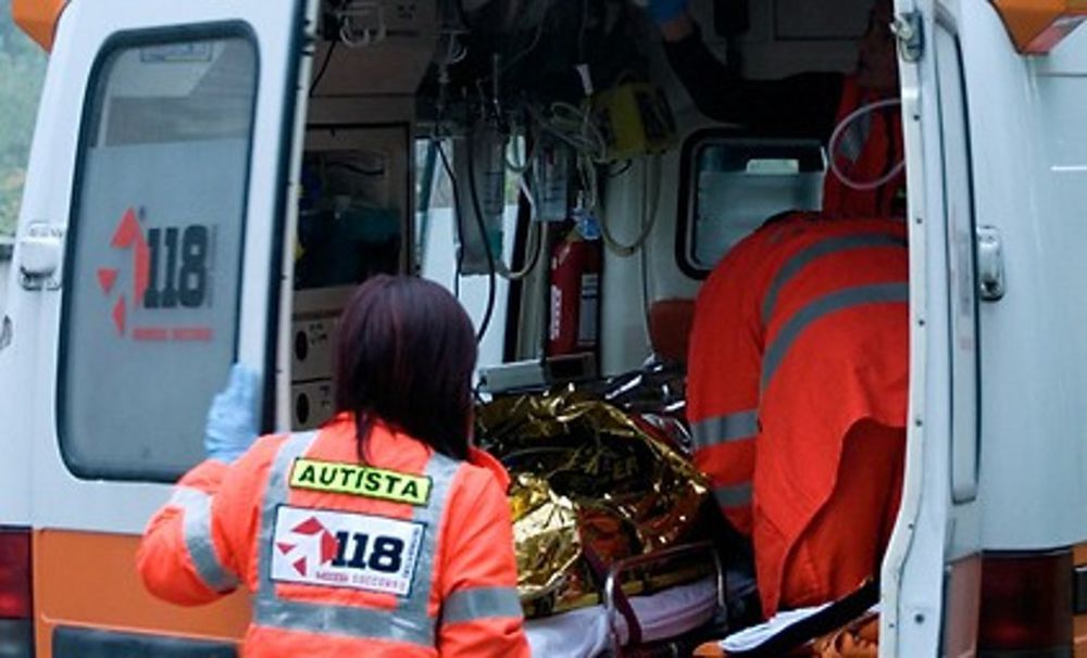 Schianto frontale all’alba tra auto e camion: 26enne estratto dalle lamiere dell’auto