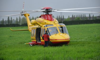 Cade dalla bici, grave anziano trasportato in elicottero