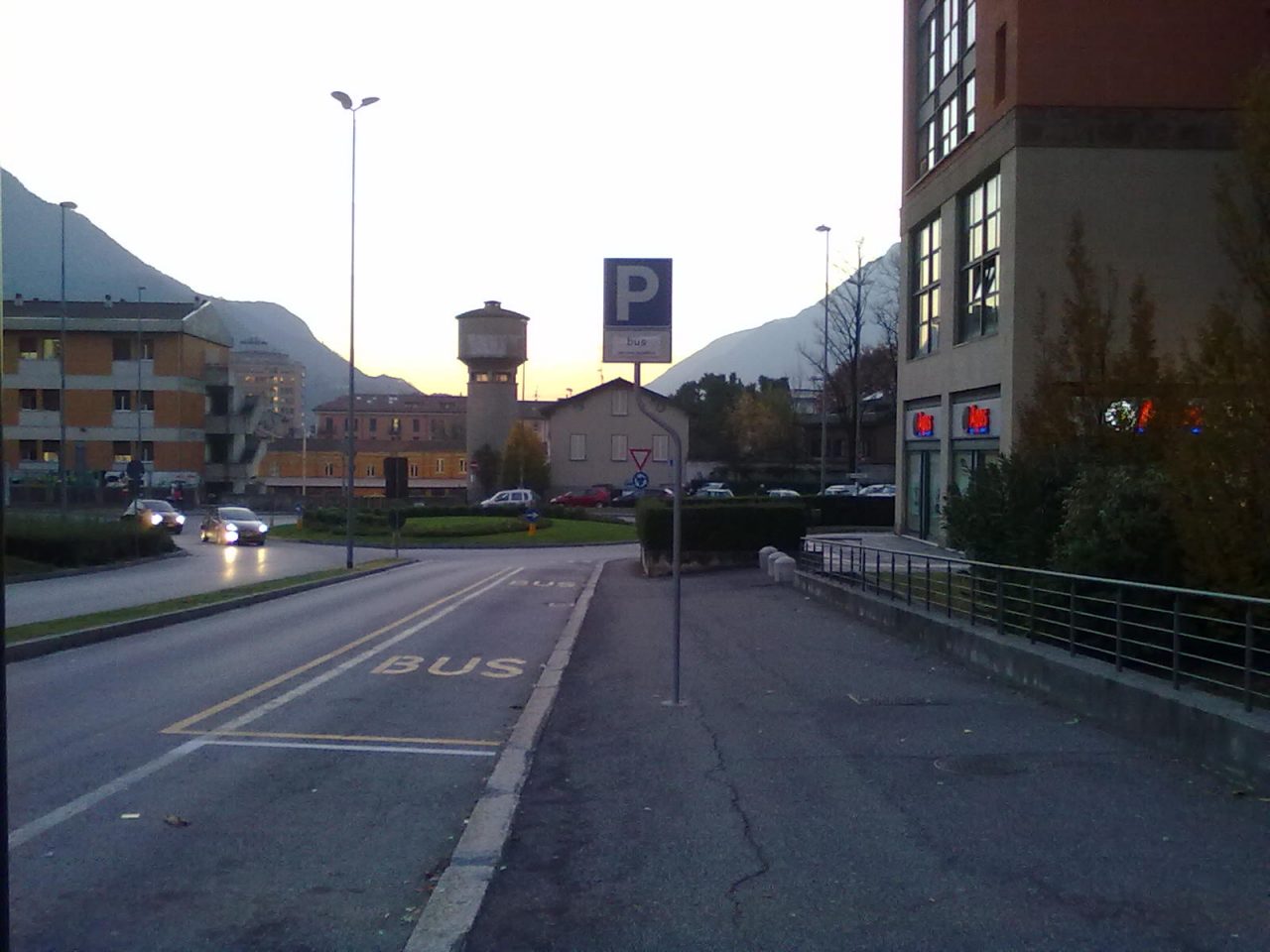 Giovane aggredito in via Balicco e salvato dai passanti