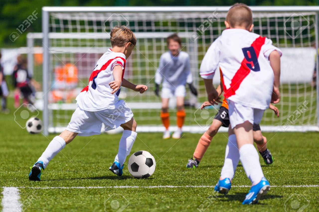 Calcio violento papà di un giocatore cerca di scagliarsi contro l’arbitro