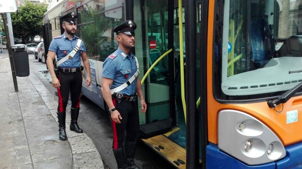 Aggrediscono il controllore e l’autista  del bus, denunciati