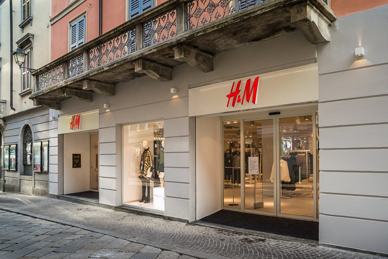 Furto e botte a H&M: in manette