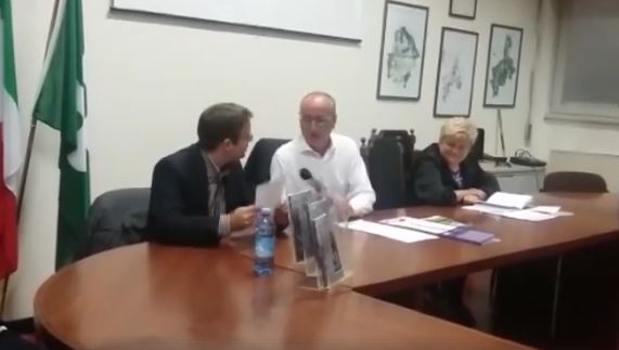 Il consigliere legge in aula la poesia dedicata al sindaco VIDEO