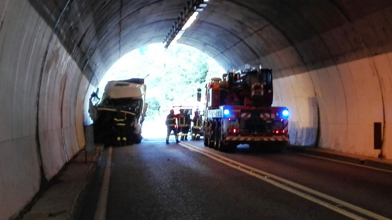 Schianto sulla Lecco-Ballabio: soccorritori al lavoro, strada chiusa al traffico