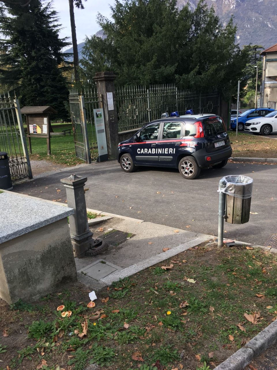 Gioca alla guerra ma fa scattare il panico al parco