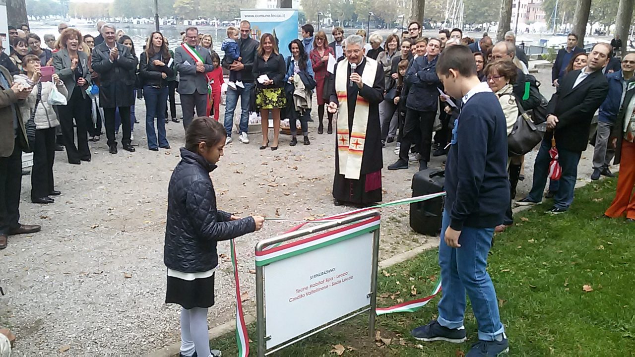 Femminile presente dona un’aiuola alla città