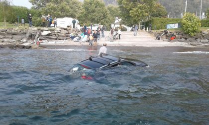Dervio auto finisce nel lago