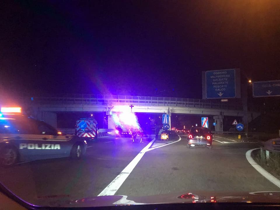 Caduti calcinacci dal ponte di Isella FOTO
