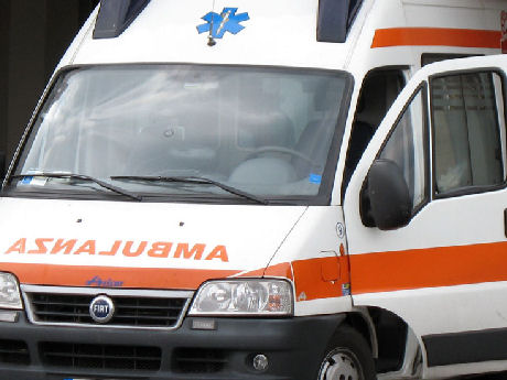 Ragazza caduta dal secondo piano di una palazzina