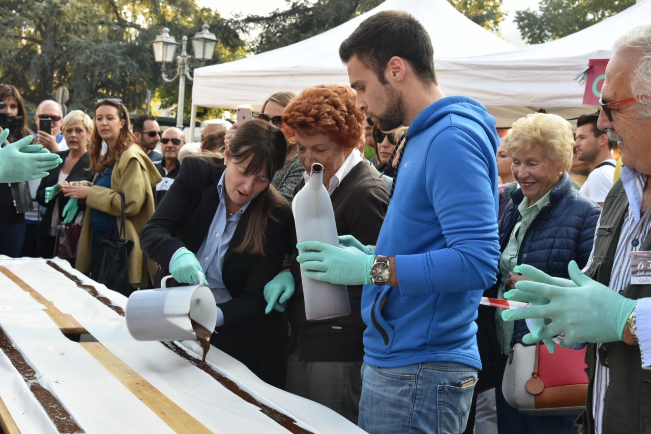 Con la tavoletta da record è iniziata la Festa del Cioccolato FOTO