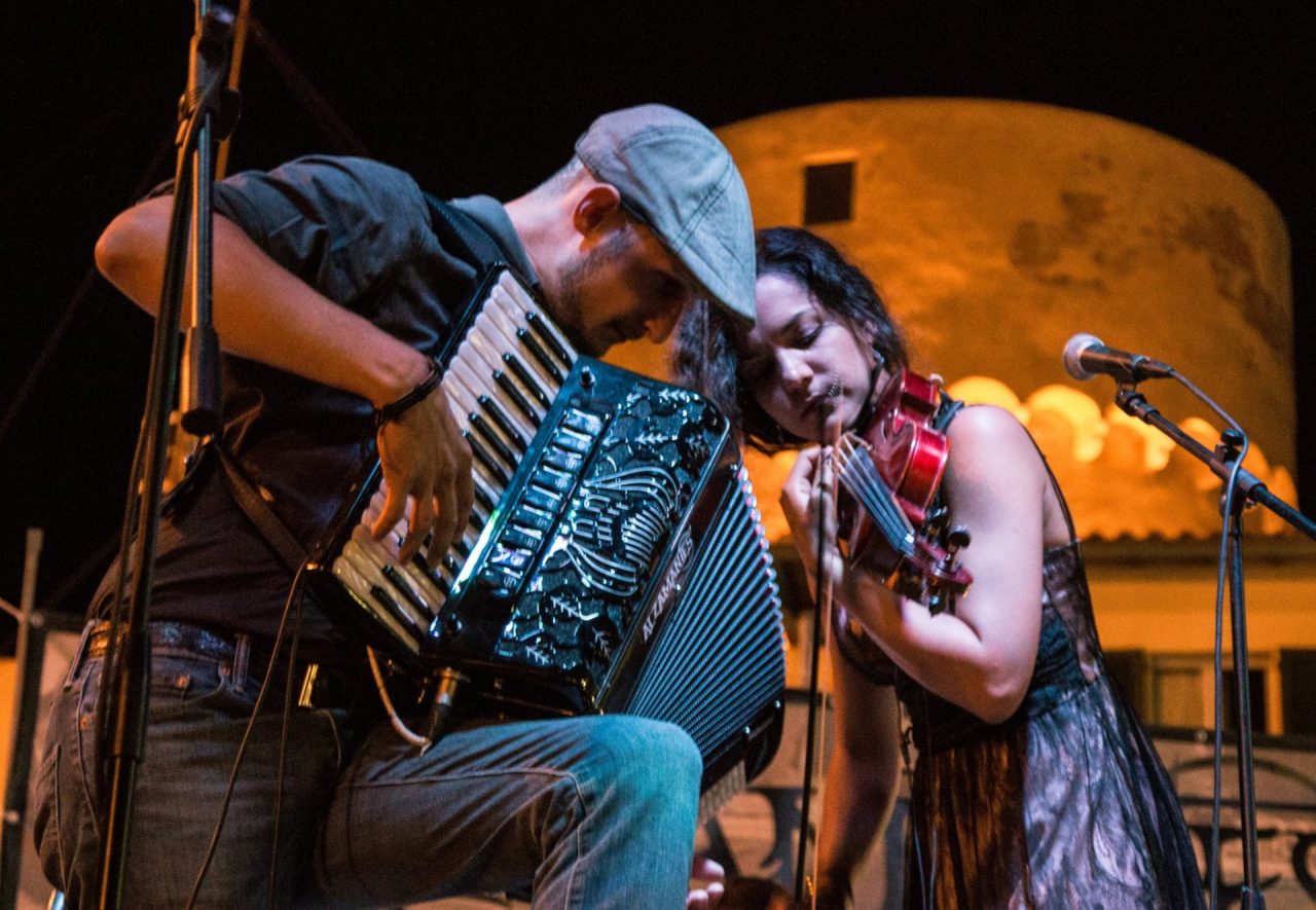 Sound e musiche folk con gli Alzamantes