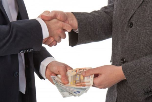 Denunciò la tangente ora è in ginocchio