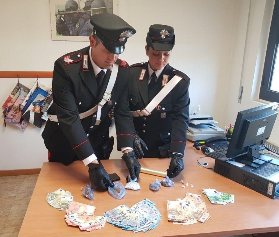 Spaccio droga lungo la Ss 36, due arrestati