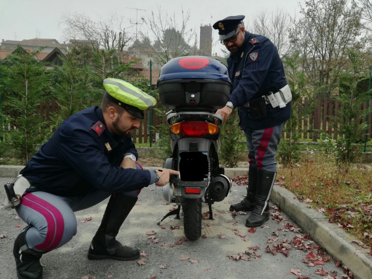 Assicuratore lecchese derubato della moto