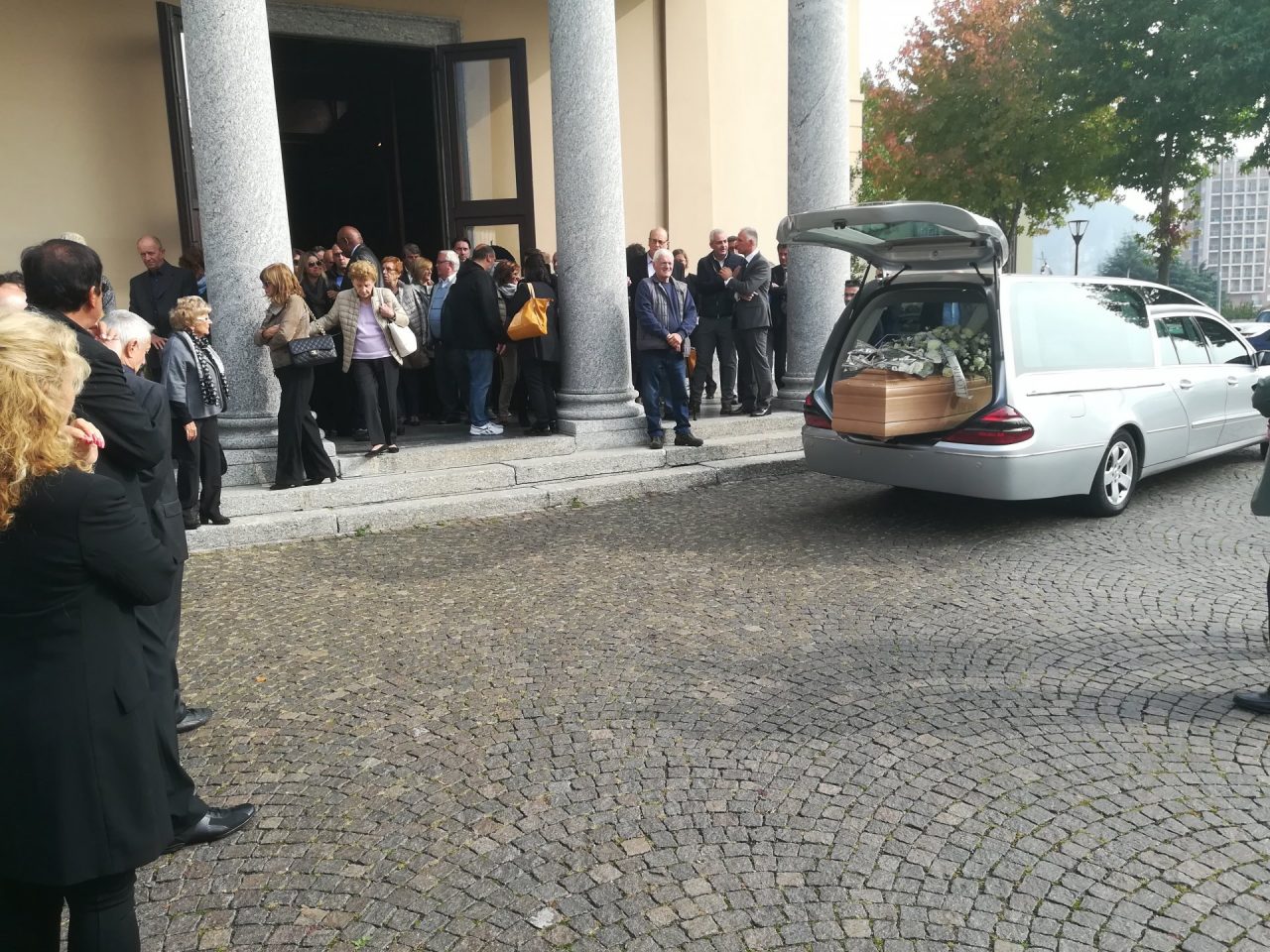 Folla ad Acquate per l’addio al maestro Dino Siani