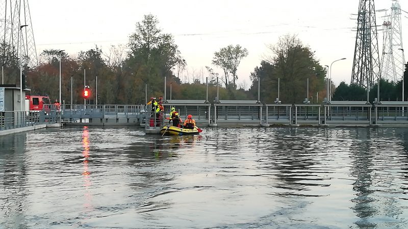 Morto bimbo caduto nel canale in bici nell’Alto Milanese