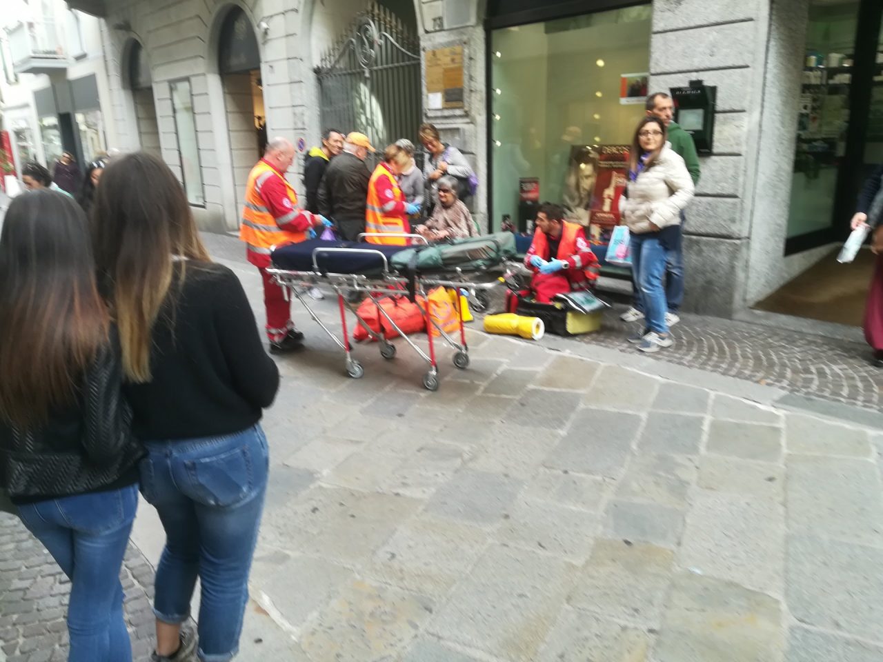 Anziana cade in via Roma, soccorsi in centro