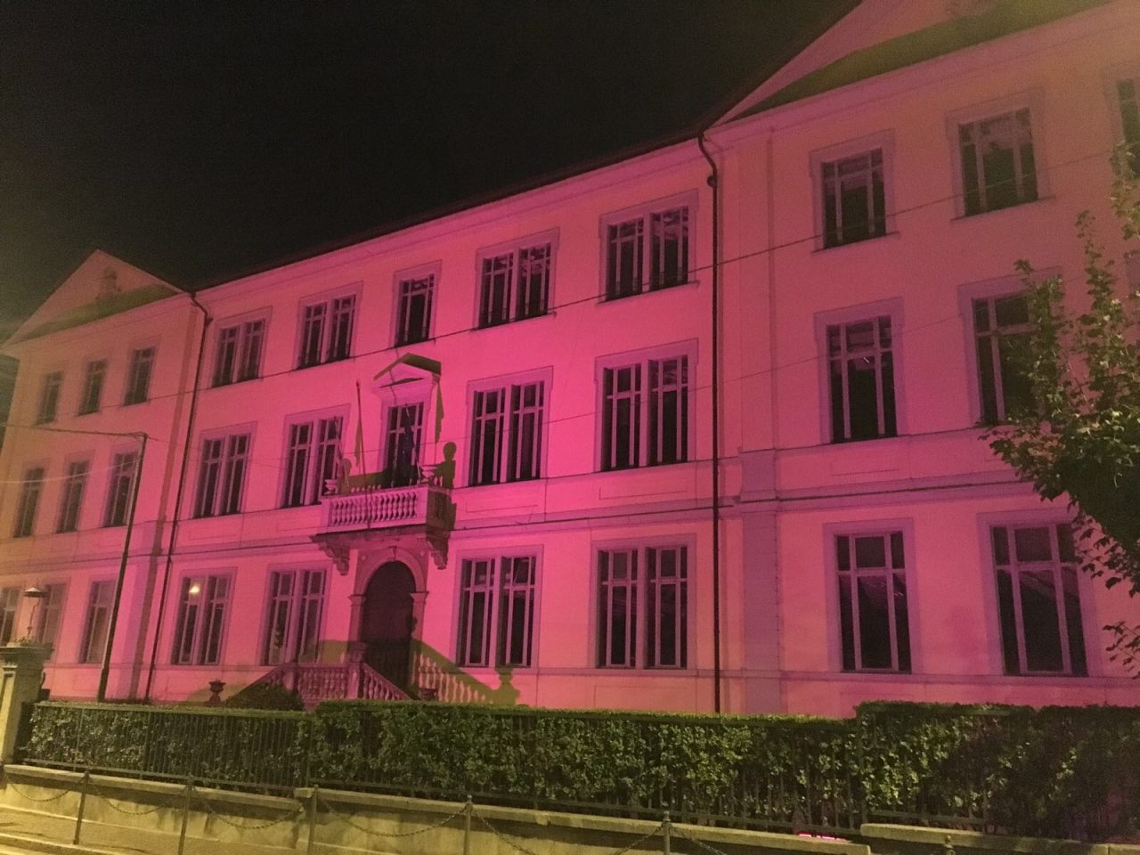 La scuola si tinge di rosa per la lotta al cancro