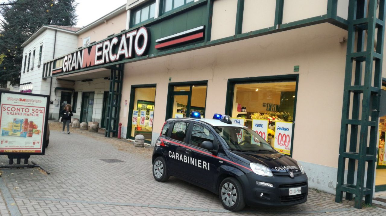 Rapina al Gran Mercato, malvivente armato e in fuga