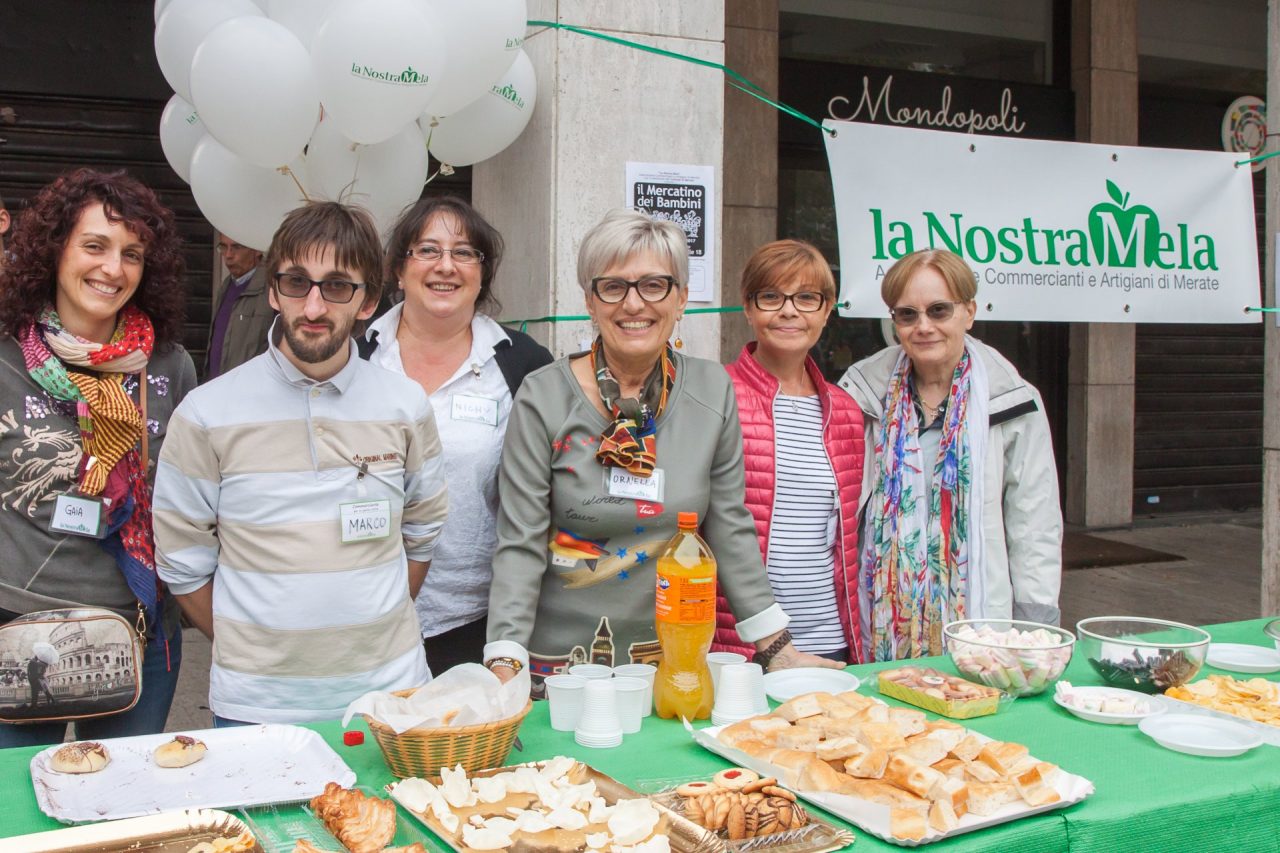 Mercatino bambini, in centinaia in piazza – LE FOTO