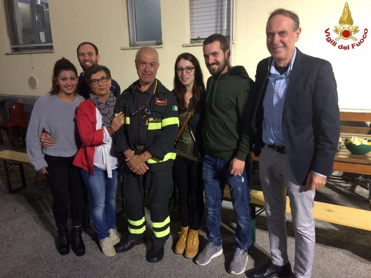 I Vigili del Fuoco abbracciano il Capo Squadra Minarda che va in pensione