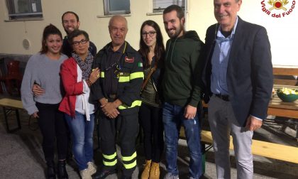 I Vigili del Fuoco abbracciano il Capo Squadra Minarda che va in pensione