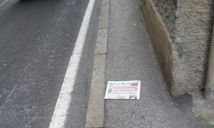 Barriere architettoniche in centro, marciapiede largo come il giornale FOTO