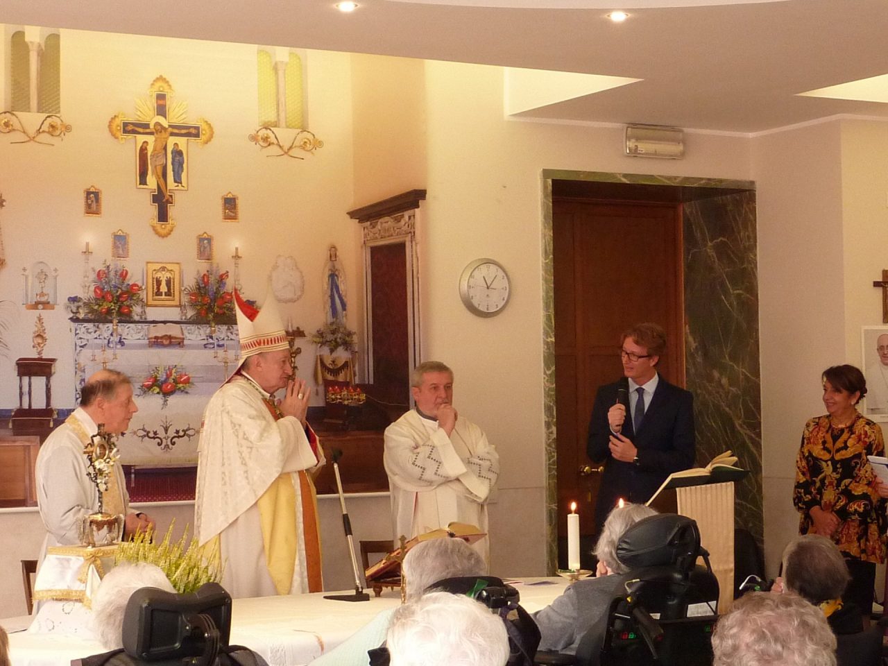 Monsignor Merisi in visita a Villa dei Cedri a Merate