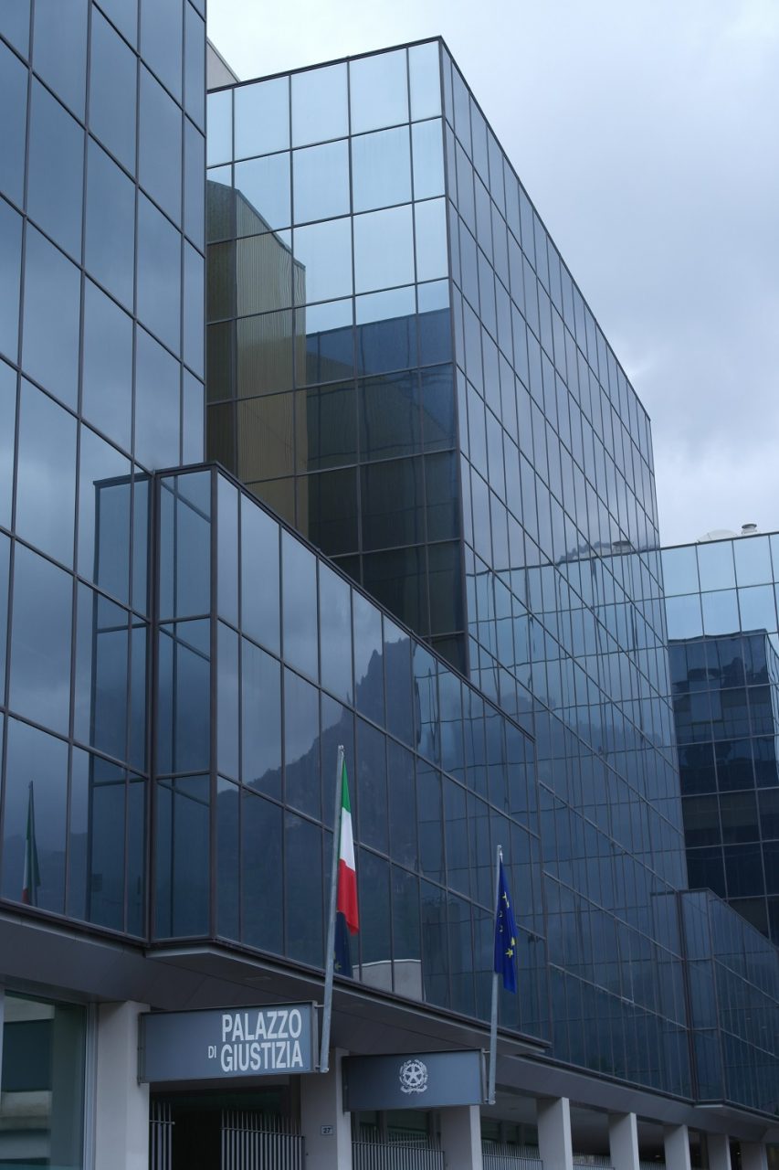 Molestava le studentesse bidello a processo