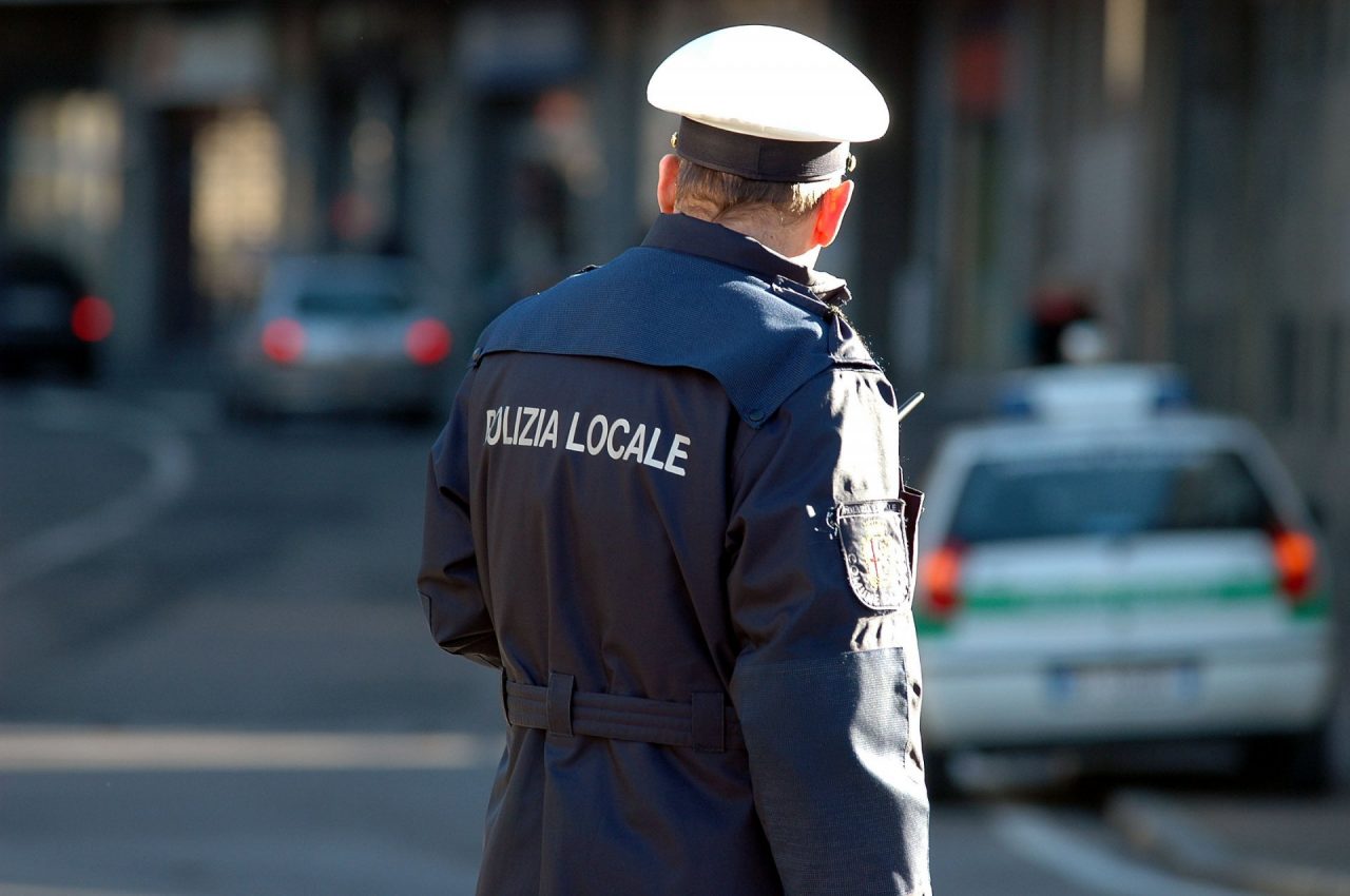 Vigile urbano aggredito da uno straniero senza biglietto dell’autobus