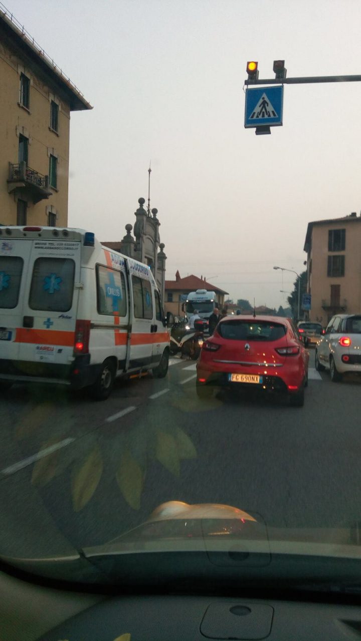 Pedone investito davanti al supermercato