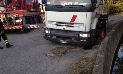 Voragine in strada, camion sprofonda a Brivio FOTO