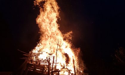 Falò per Papa Giovanni XXIII, nel fuoco si forma una croce