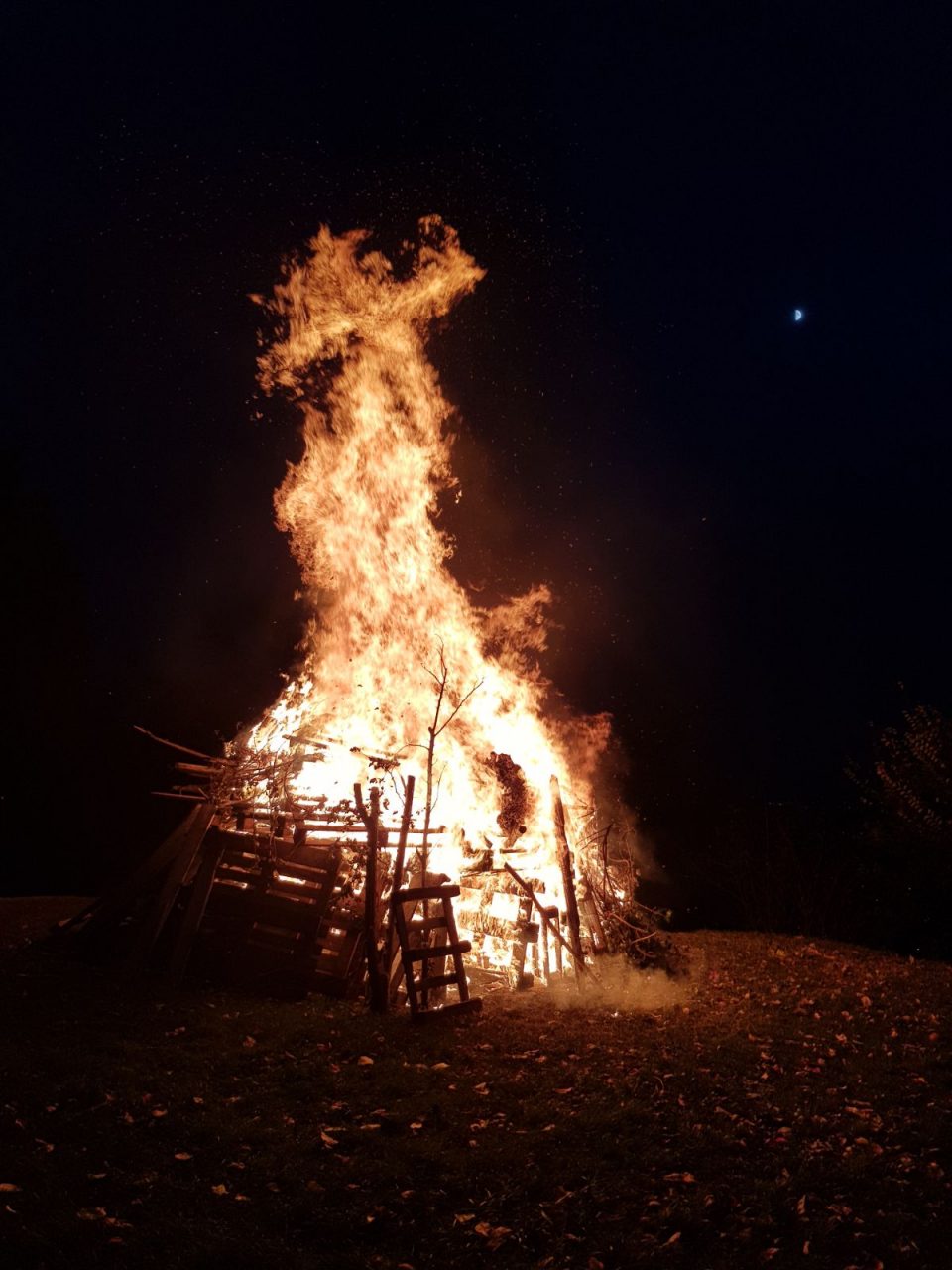 Falò per Papa Giovanni XXIII, nel fuoco si forma una croce