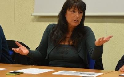 Dorme a terra sotto i portici in centro città. La denuncia di Cristina Valsecchi