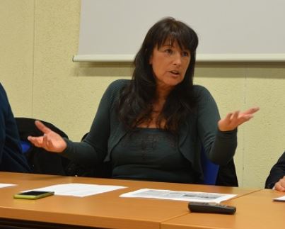 Dorme a terra sotto i portici in centro città. La denuncia di Cristina Valsecchi