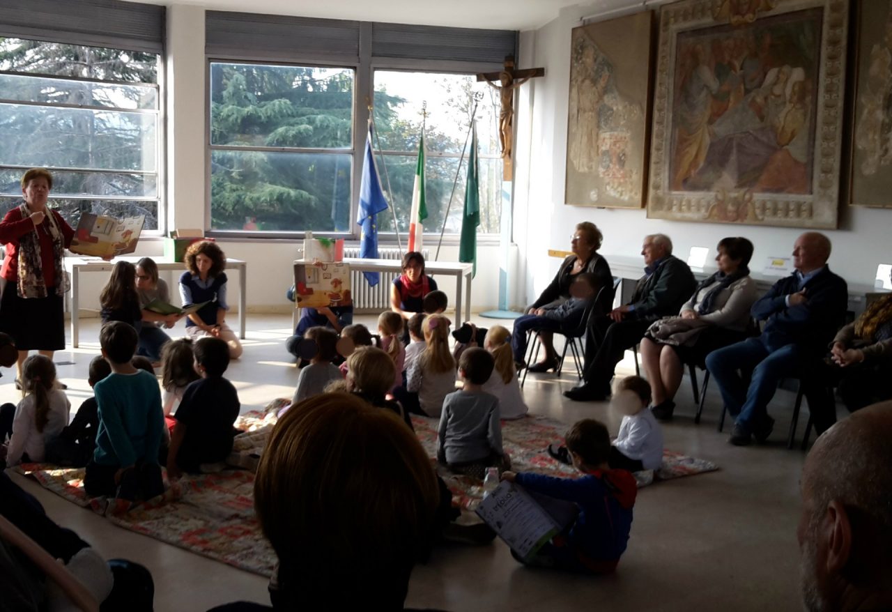 In biblioteca nonni e nipoti insieme