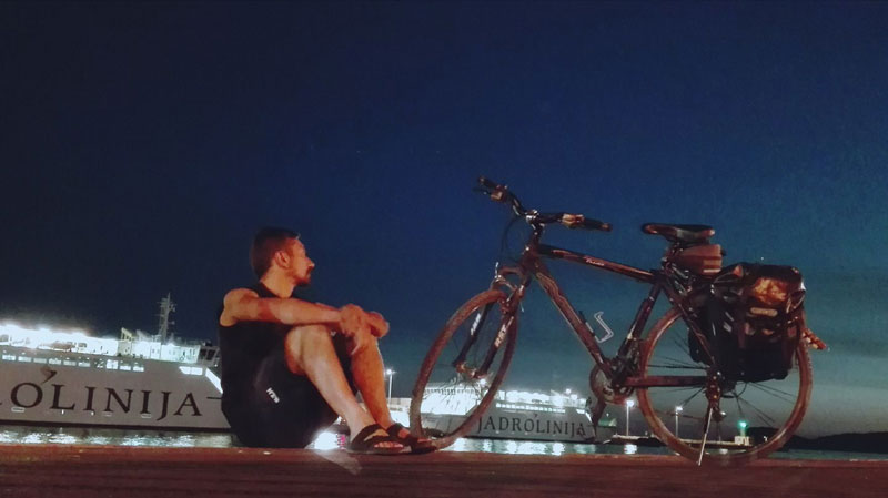 Ha girato i Balcani in bicicletta