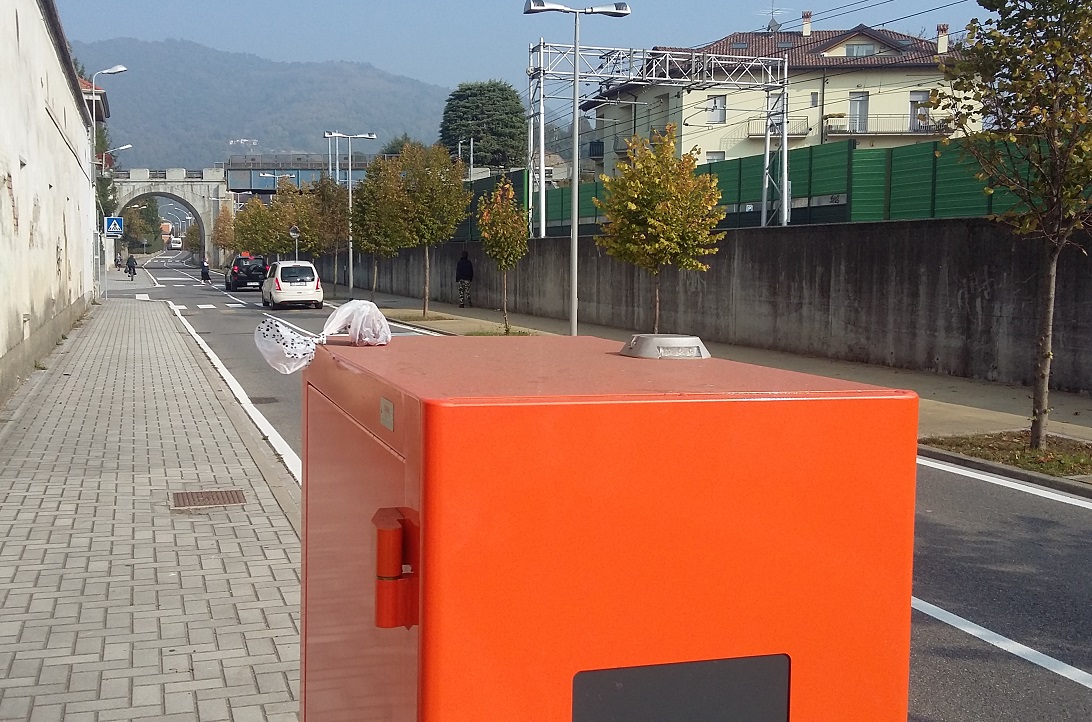 Sacchetti di cacca sopra l’autovelox