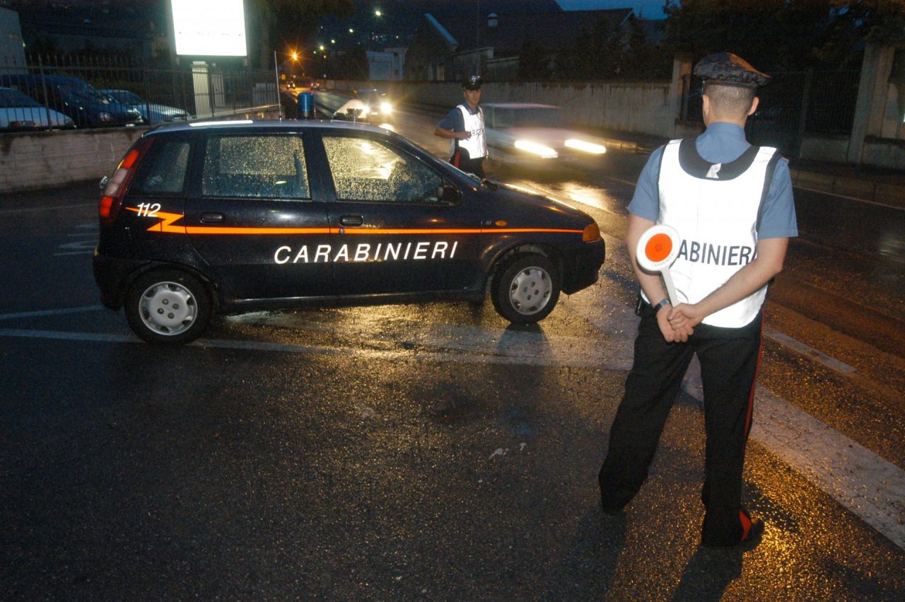 Tentano di scappare dai Carabinieri, denunciati due giovani