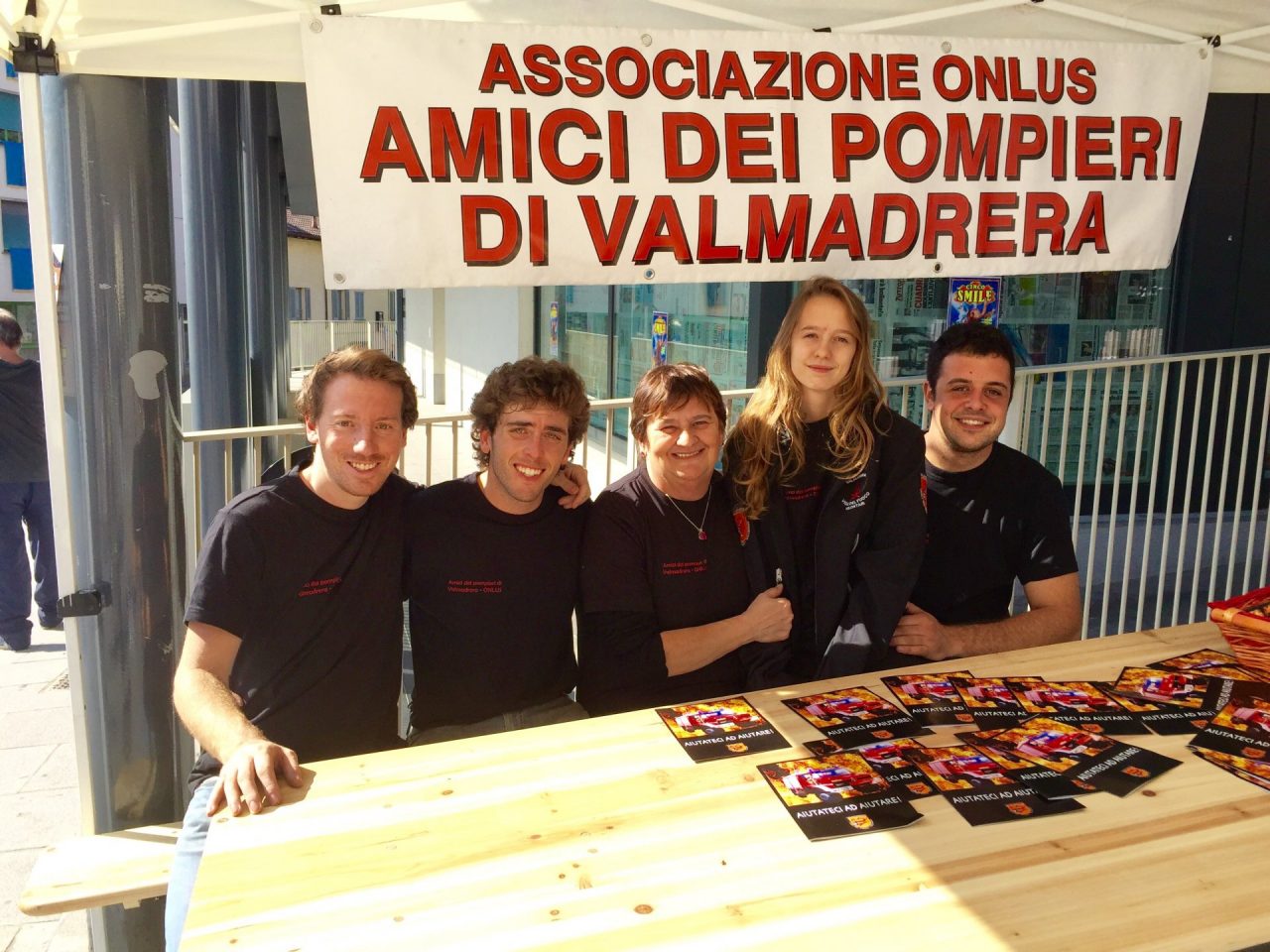 Vendita di castagne per aiutare i pompieri