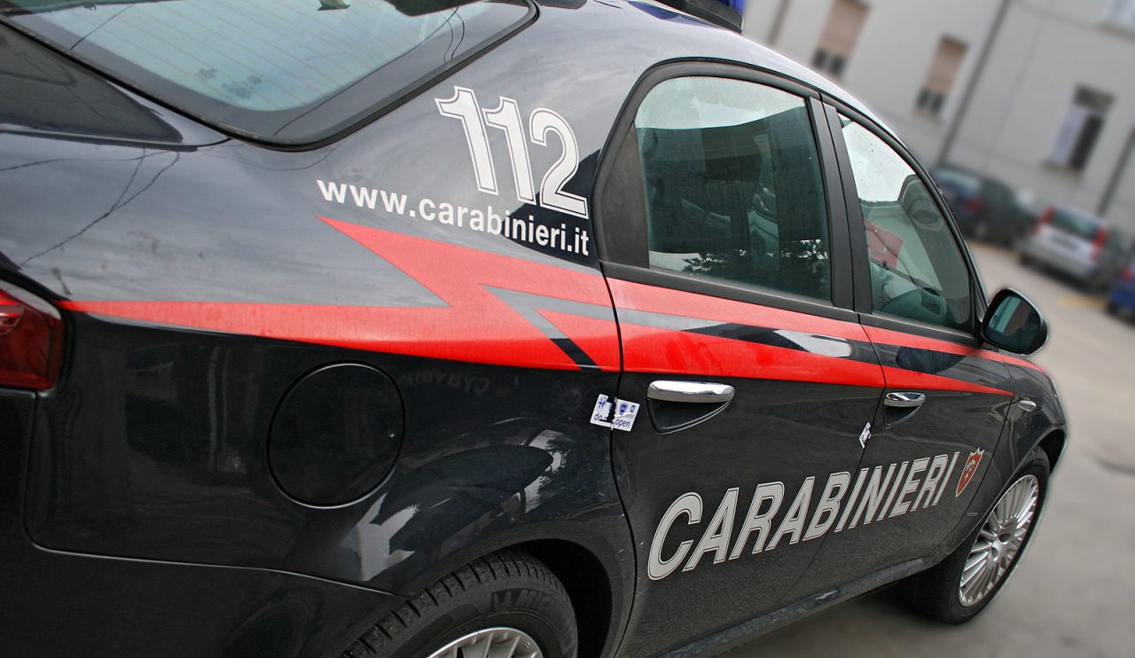 Aggredito e rapinato un giovane a Civate