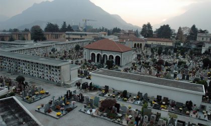 Salme in spazi provvisori nei cimiteri lecchesi da oltre un anno: la denuncia