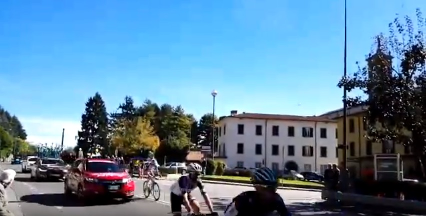 Giro di Lombardia auto quasi sperona ammiraglia VIDEO
