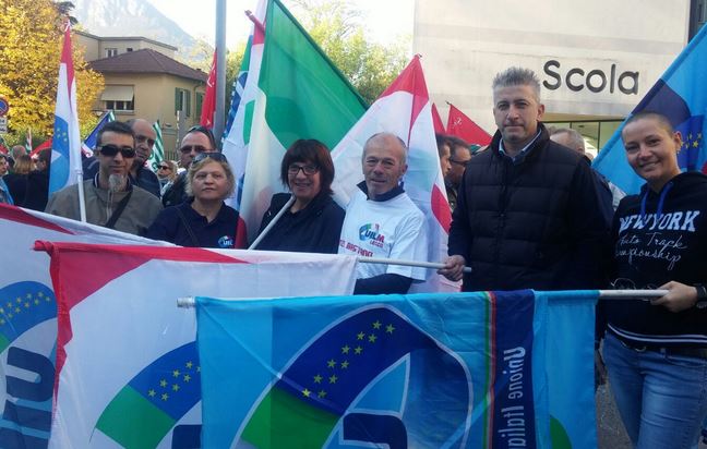 Picchetto dei sindacati per chiedere più tutele per i cittadini FOTO