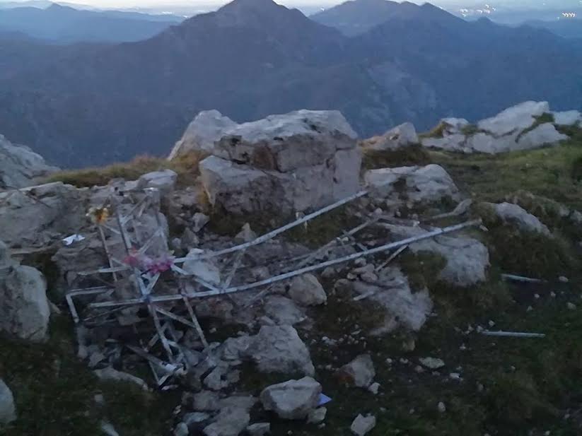 Abbattuta la croce in vetta alla Grignetta