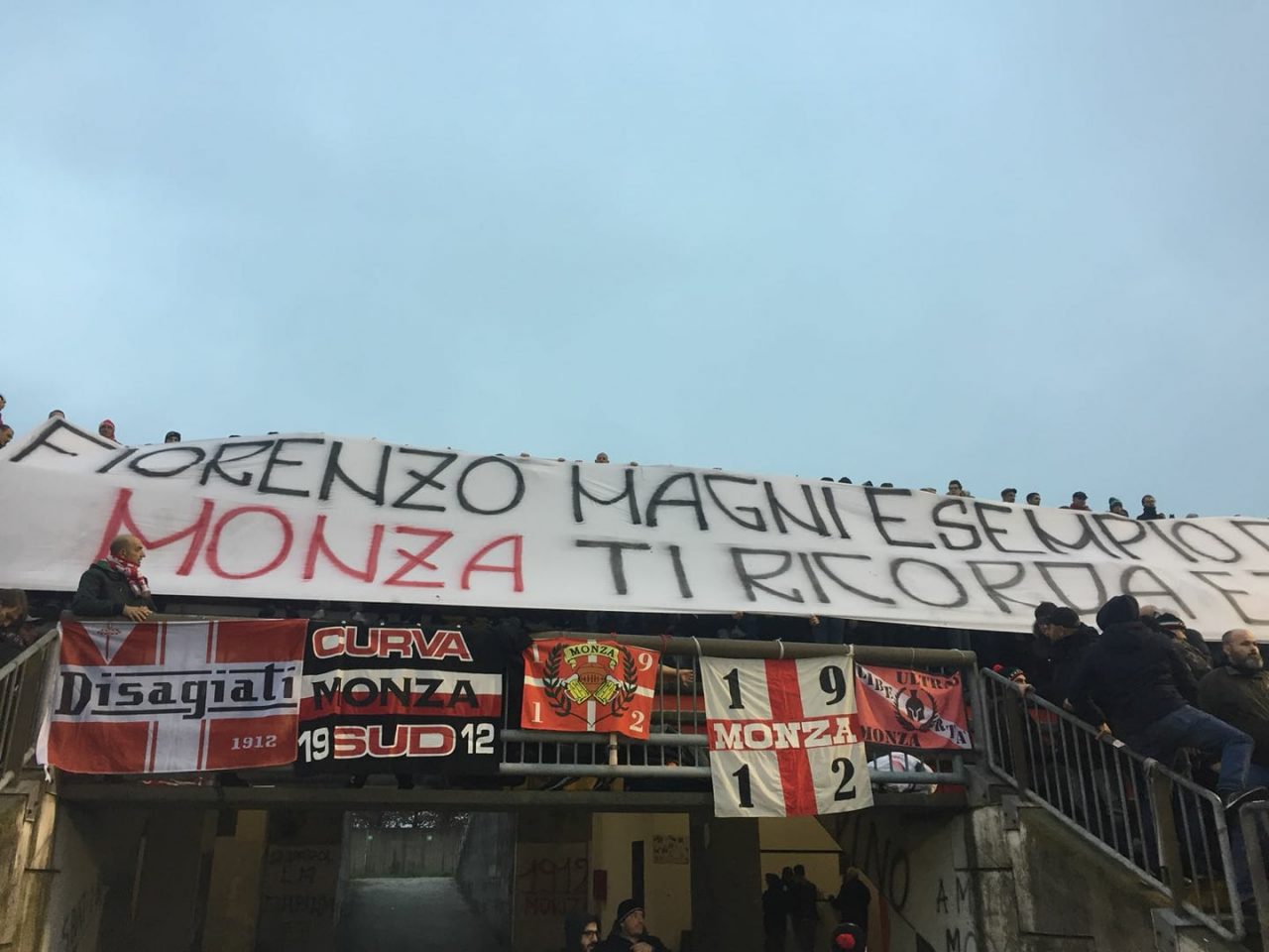 Uno striscione per Fiorenzo Magni nella curva del Monza