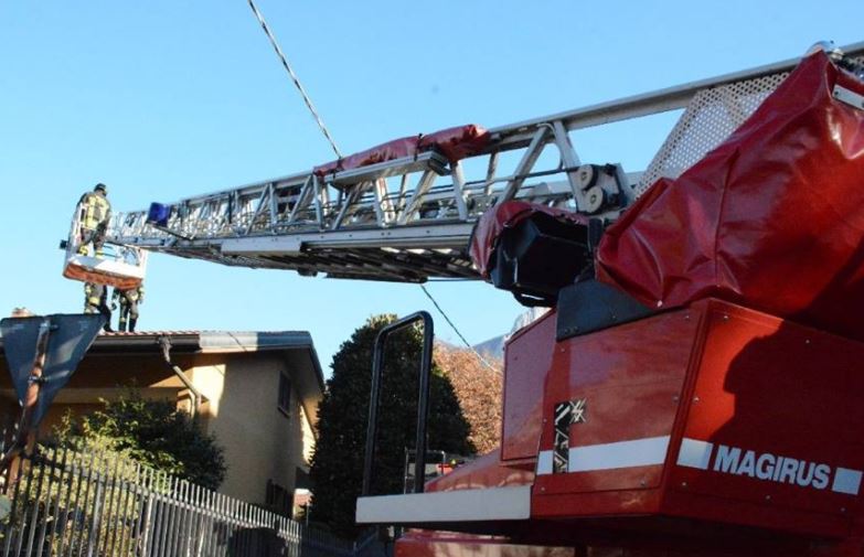 Bimbo chiuso in casa lo liberano i vigili del fuoco