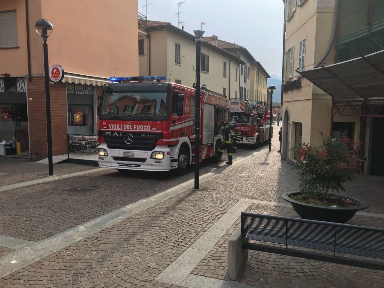 Brucia canna fumaria a Mandello