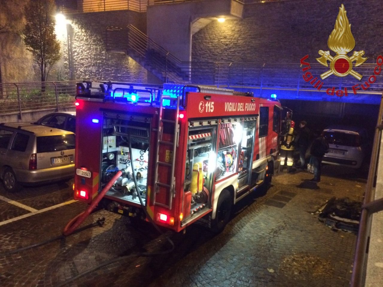 I pompieri domano le fiamme in un box